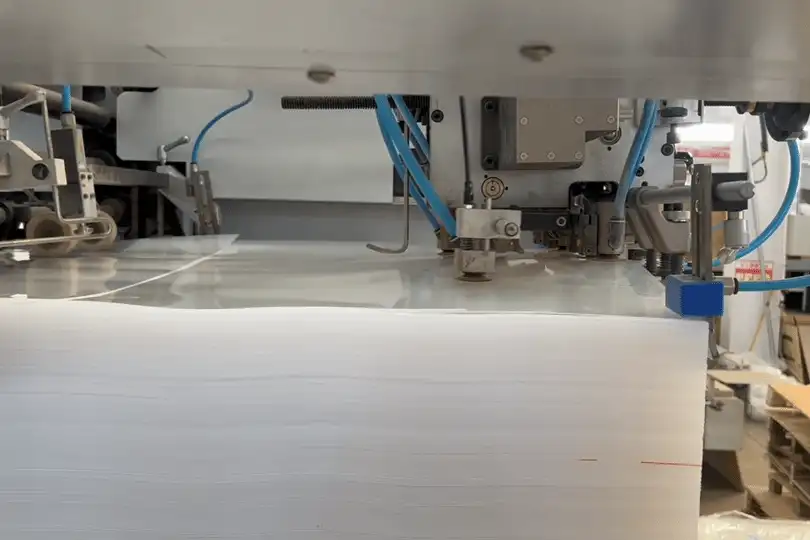 Cutting Cutting the closure of a PP Elizabethan collar